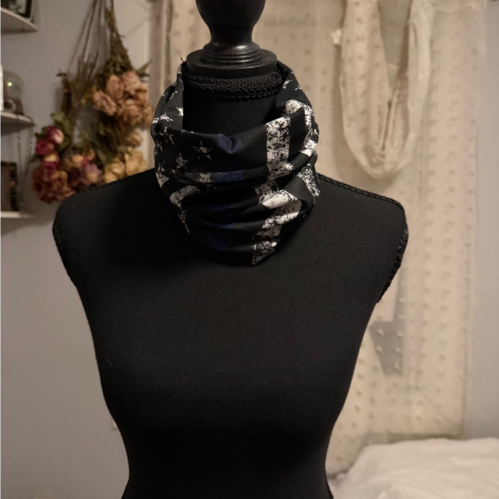 Elegant Black and White Scarf - Picture 1 of 2